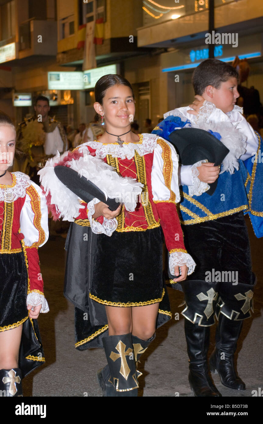 Un ragazzo e una ragazza bambini nella tradizione cristiana luminose Abbigliamento Costumi al Fiesta di Mori e Cristiani Guardamar del Segura Costa Blanca Spagna Foto Stock