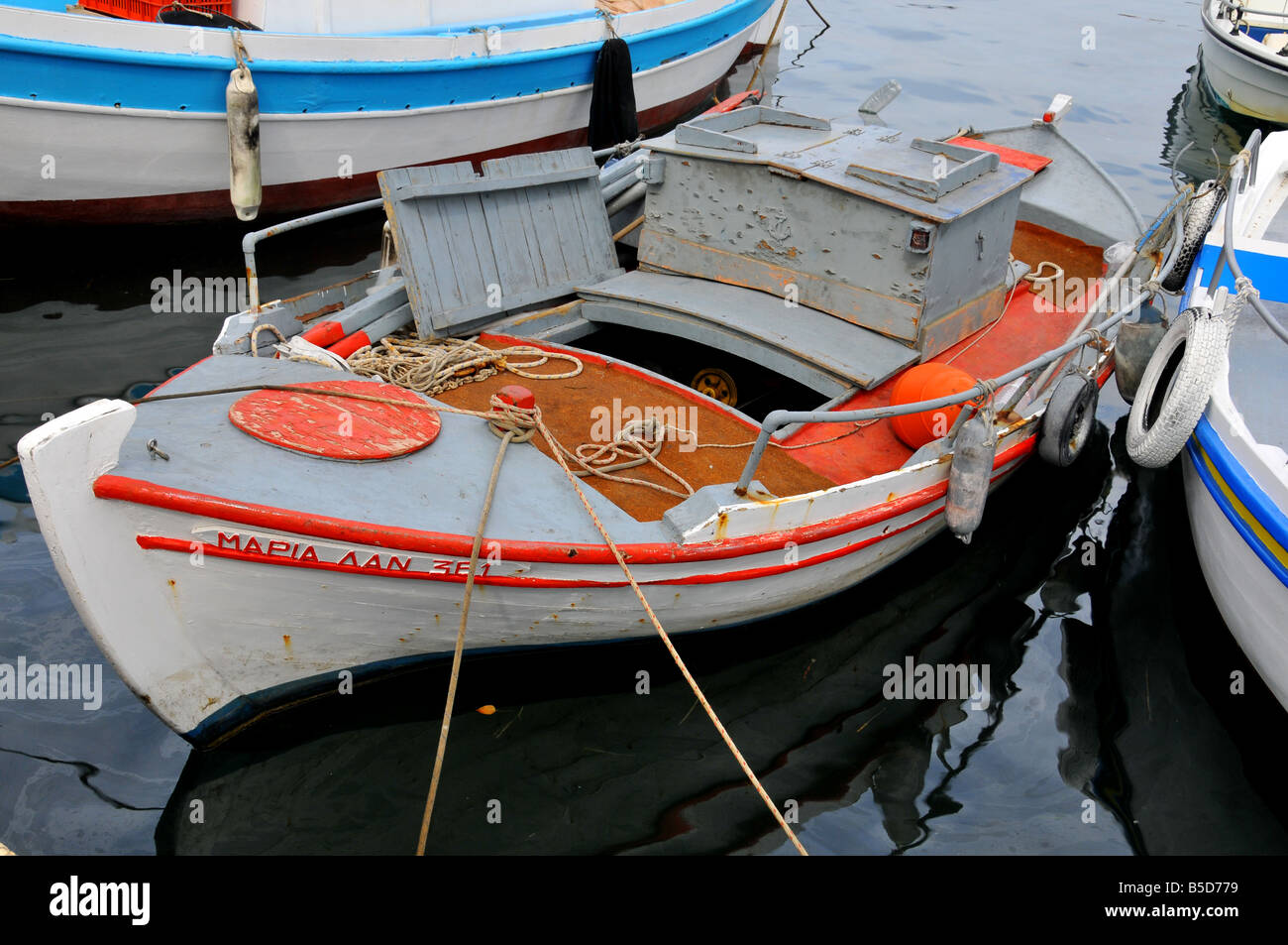 Creatan barca da pesca in Agios Nilolaos a Creta Grecia Foto Stock