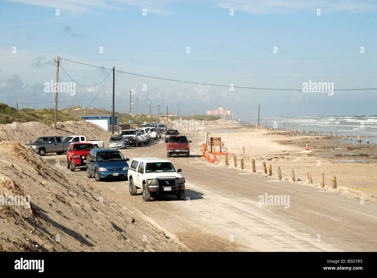 Auto parcheggiate sulla spiaggia di Padre Island, sud del Texas USA Foto Stock