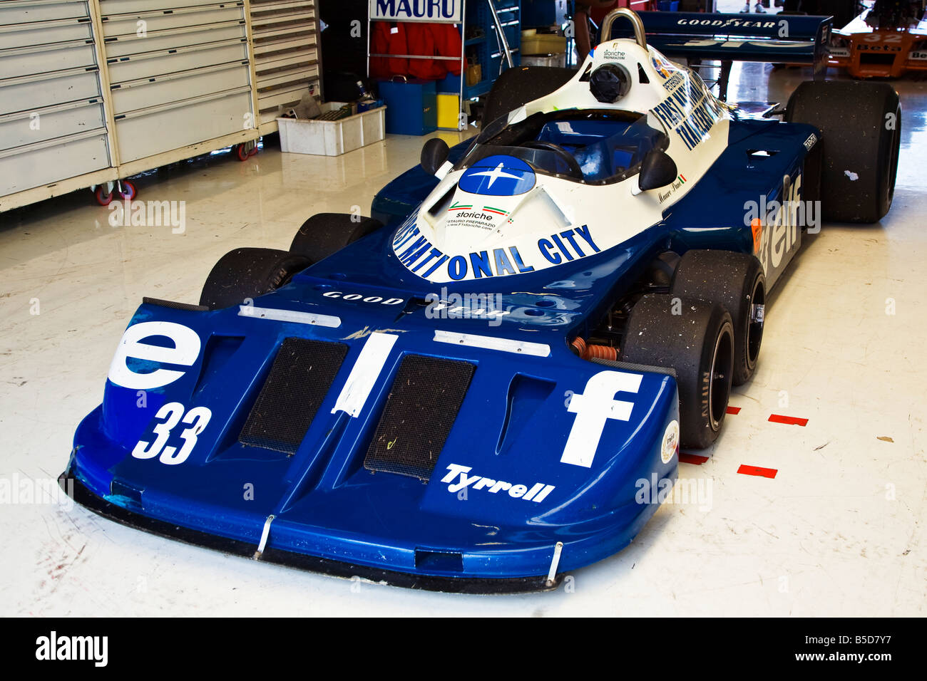 1977 Tyrrell P34-5 la trazione a sei ruote classic F1 Grand Prix Racing vettura ai box a Silverstone Classic 2008. Foto Stock