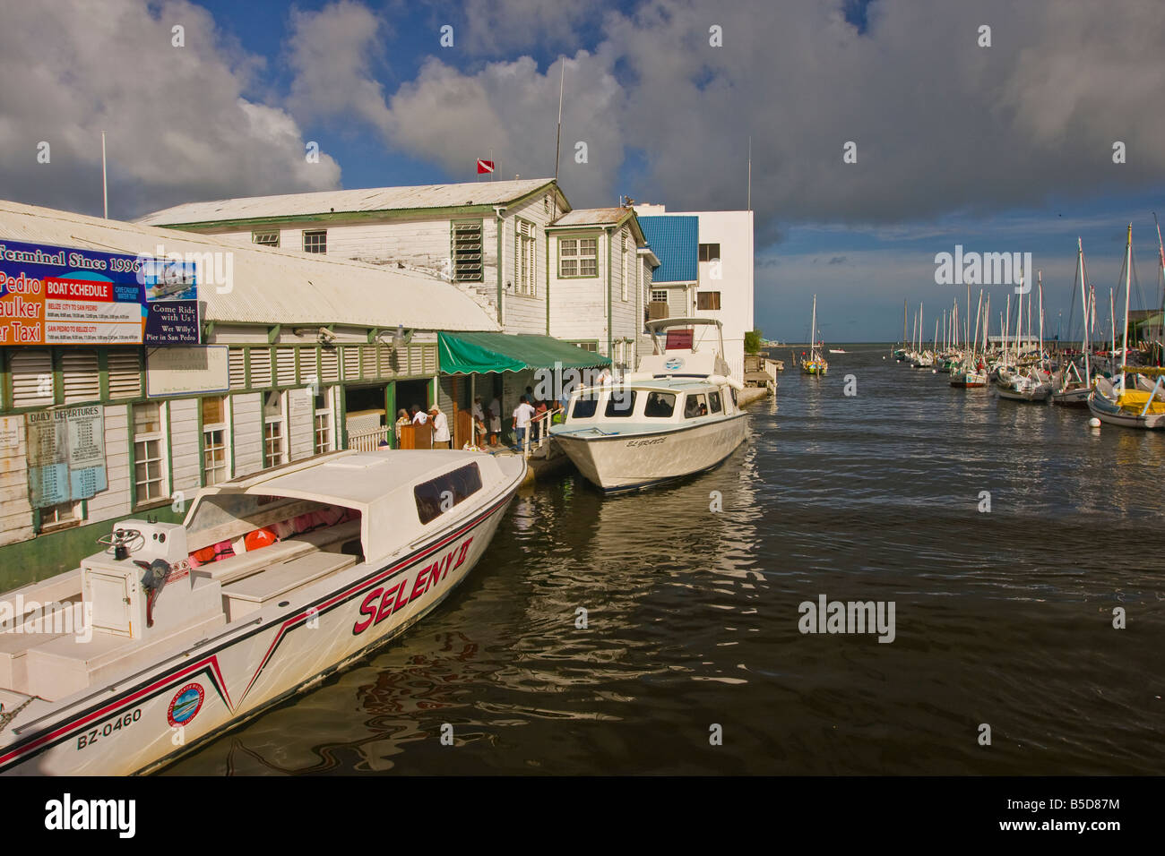 BELIZE CITY BELIZE taxi acquei ormeggiata nel porto di Belize in corrispondenza della bocca di Haulover Creek Foto Stock