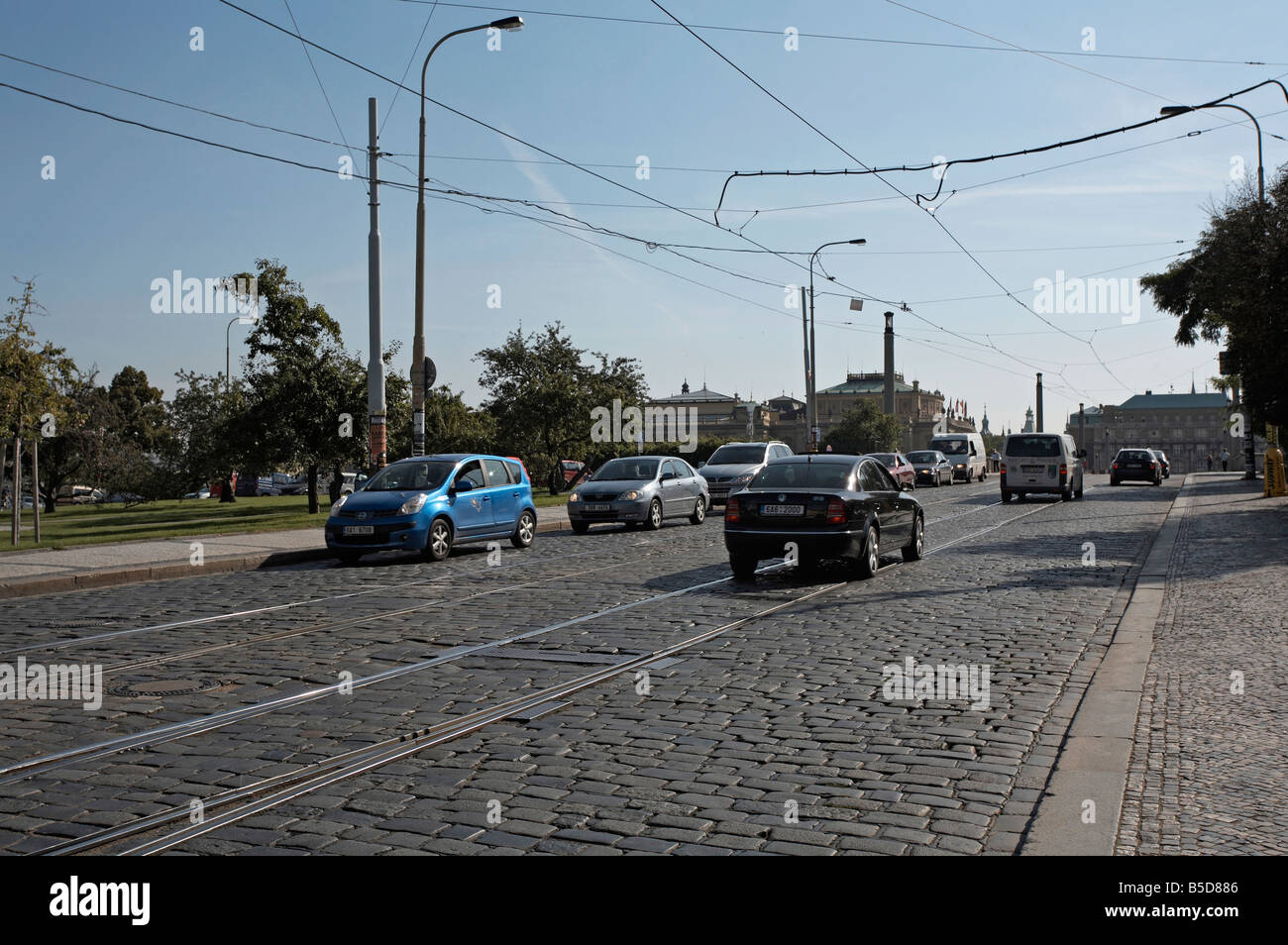 Praga Cobles e fili di overhead sul ponte Manesuv Foto Stock
