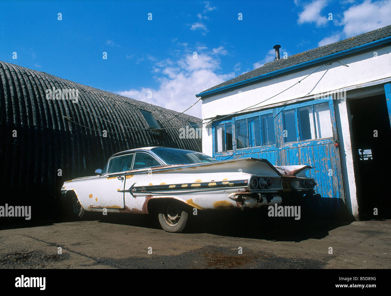 American vecchia auto fuori dall'edificio anni sessanta anni sessanta 50s degli anni cinquanta Foto Stock