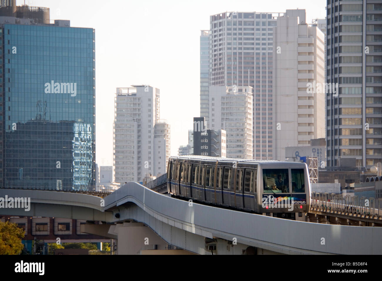 Nuovo Transit Yurikamome arrivando a Shiodome, Minato Tokyo Giappone Foto Stock