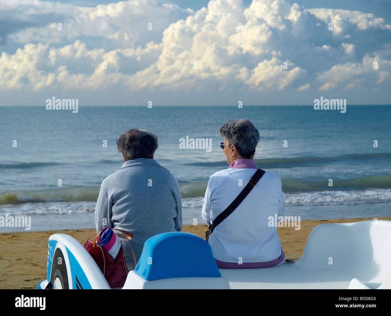 Due donne su Bibione Spiaggia sabbiosa Foto Stock