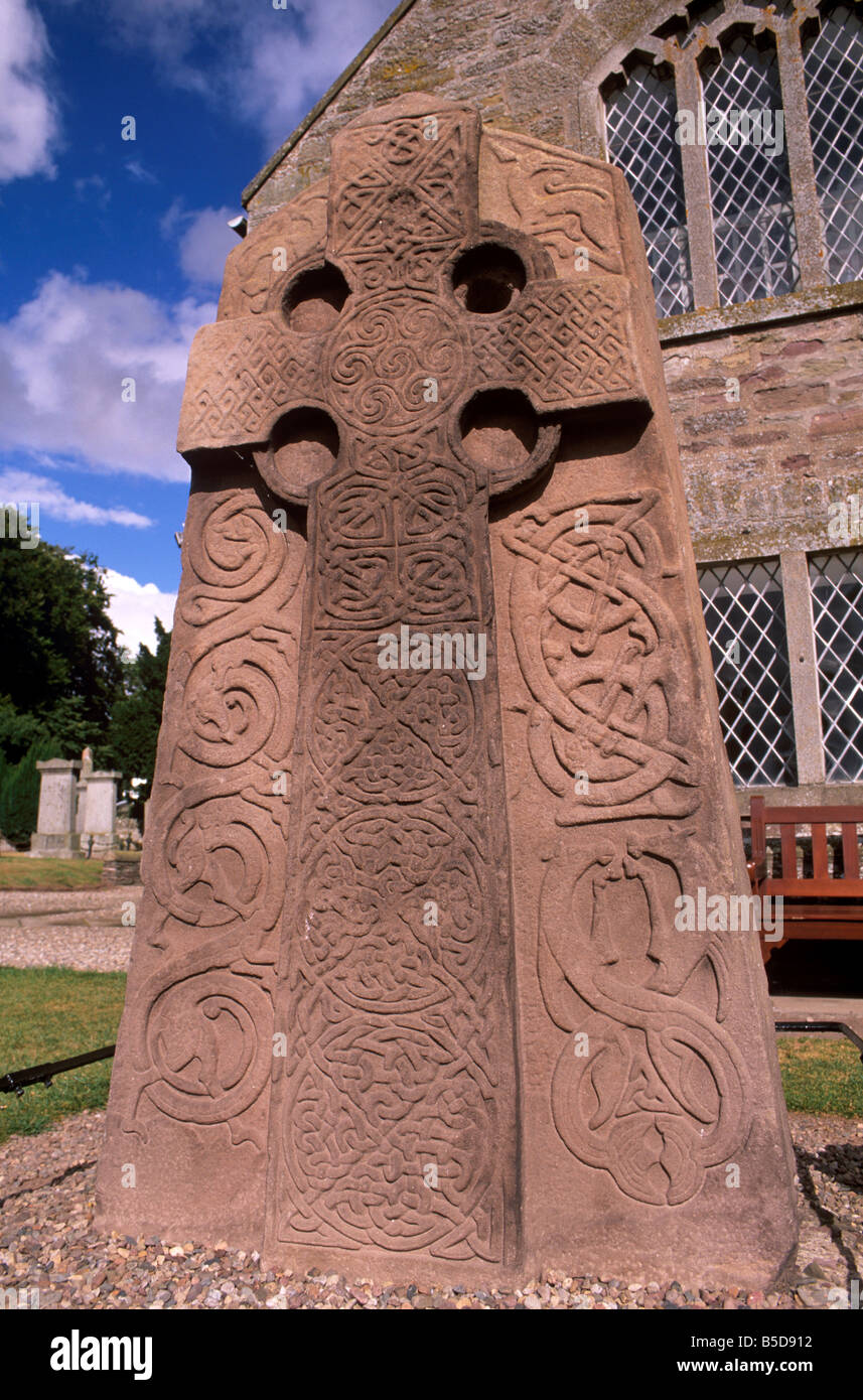 Ottavo secolo lastra trasversale con cristiana croce celtica e Pictish bestie, nel cimitero di Aberlemno, Angus, Scozia Foto Stock