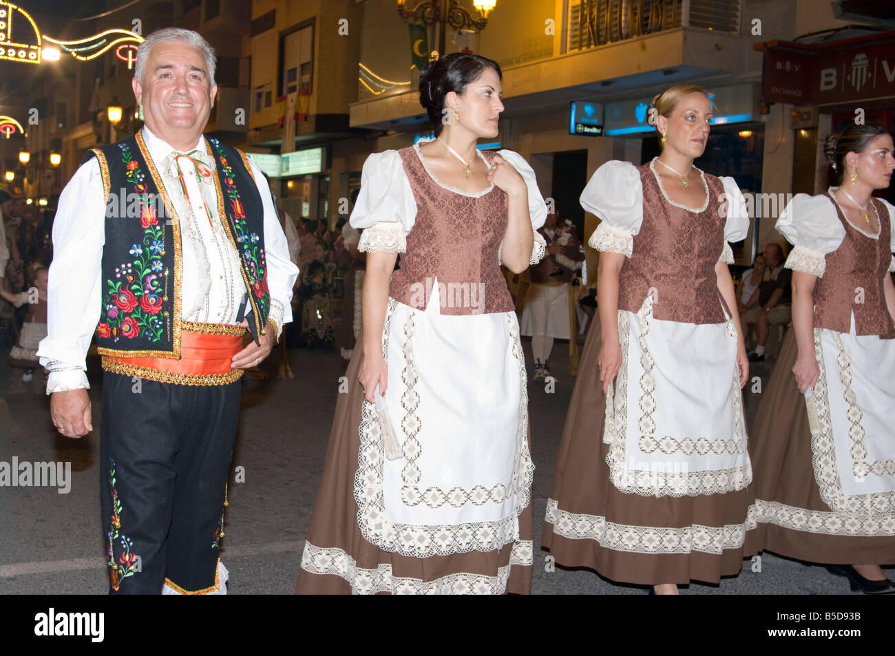 Persone un uomo e donne in costumi tradizionali al Fiesta di Mori e Cristiani Guardamar del Segura Costa Blanca Spagna Feste spagnole Foto Stock