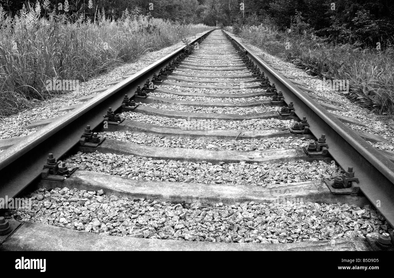 Vecchia ferrovia via, Regione di Mosca, Russia. Foto in bianco e nero Foto Stock