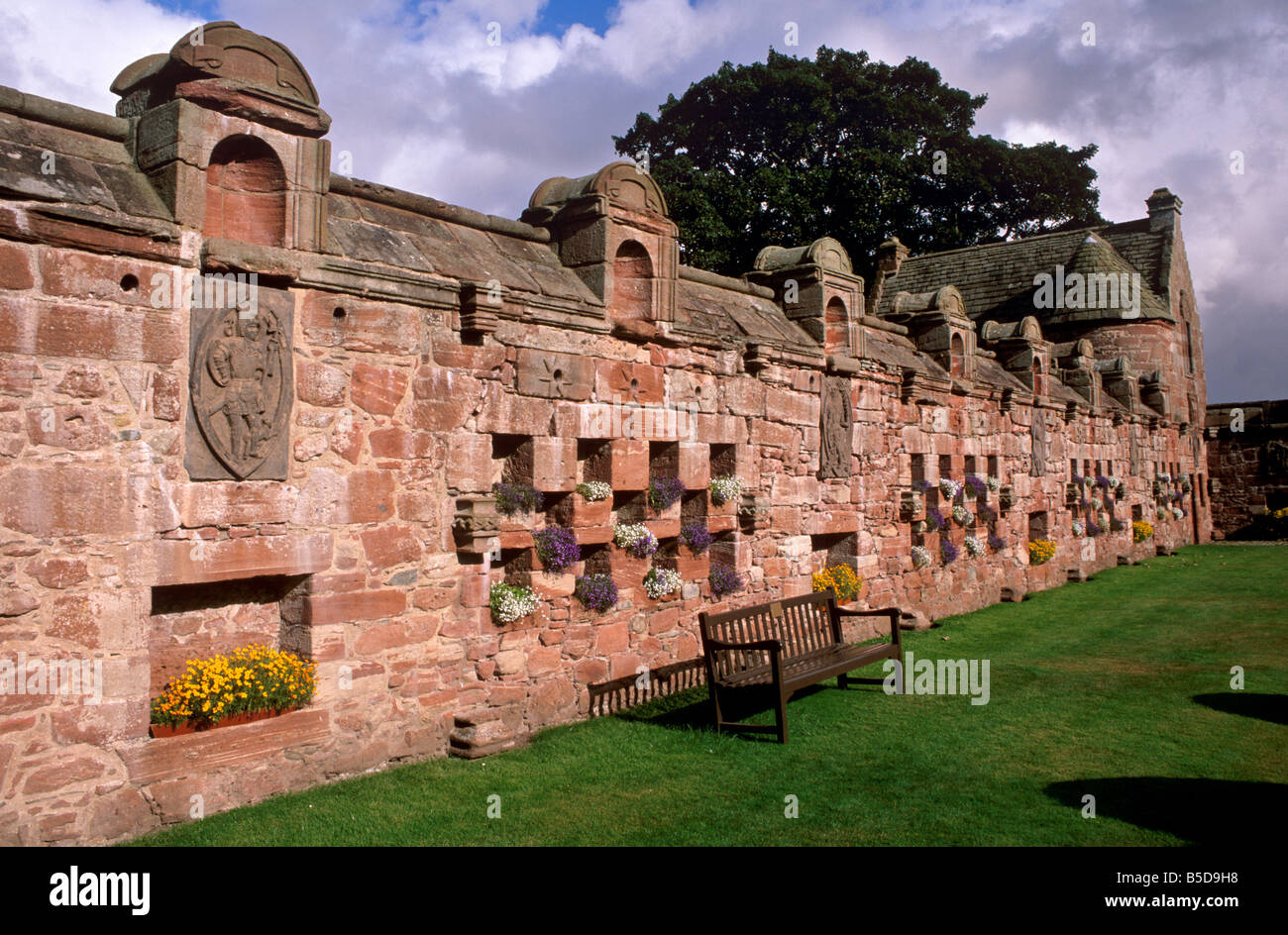 Unica decorazione scolpita sulle pareti del giardino del giardino murato, Edzell Castello, vicino al villaggio di Edzell e Brechin, Angus, Scozia Foto Stock