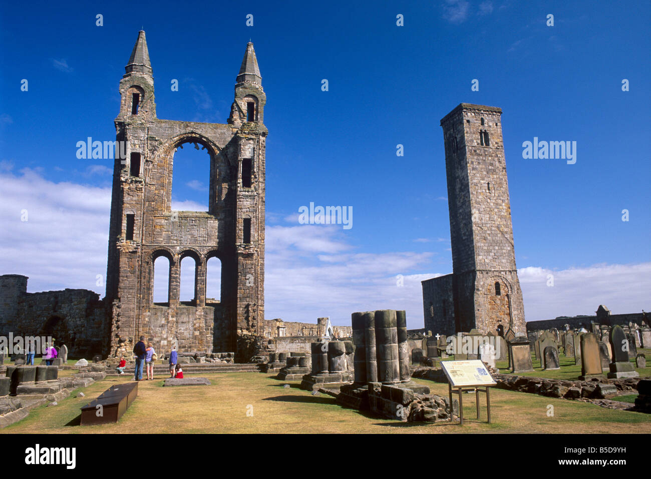 Grande finestra orientale e San regola la torre sulla destra, St Andrews cattedrale risalente al XIV secolo, St. Andrews Fife, Scozia Foto Stock