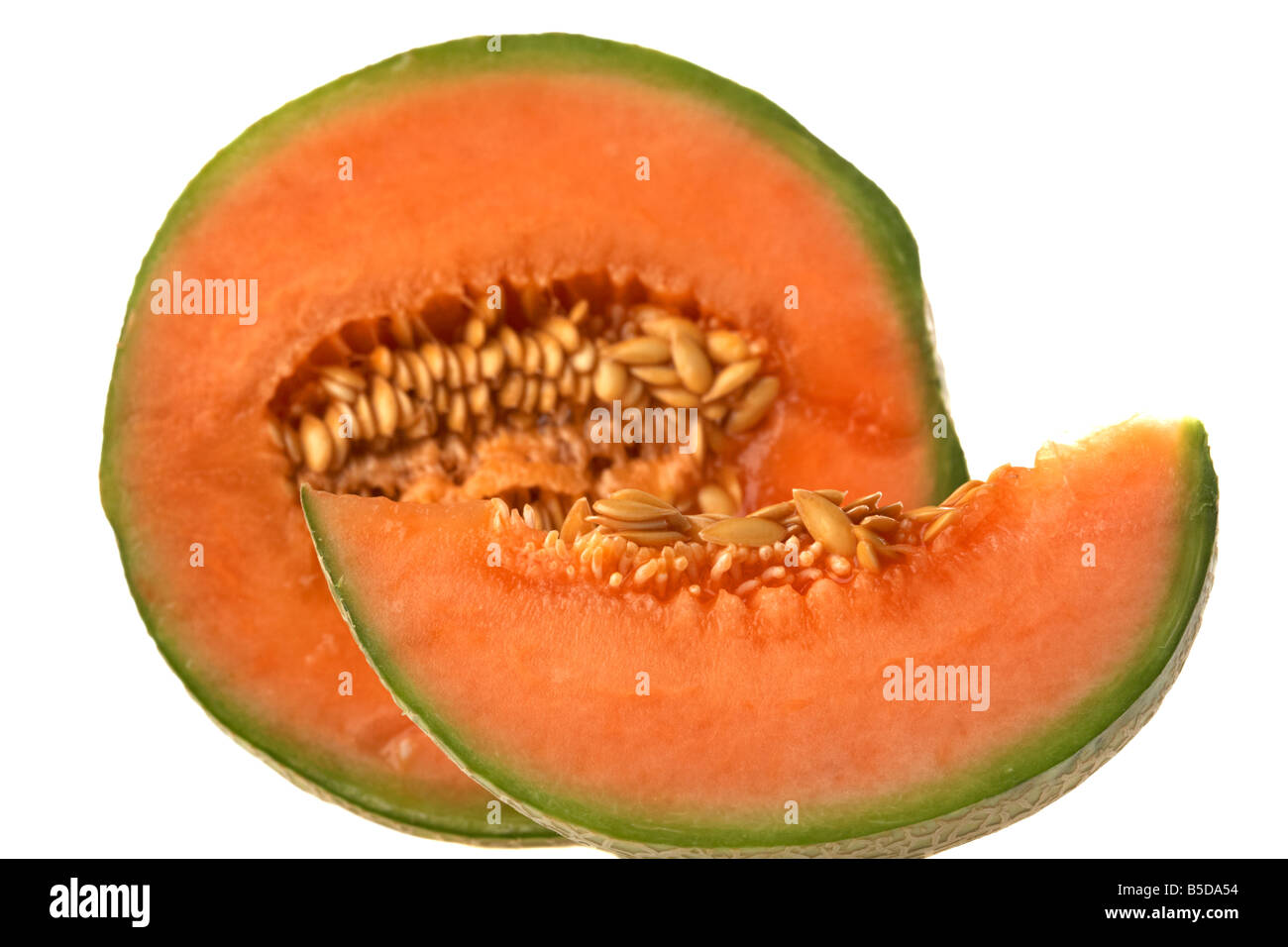 Tagliare la metà di ripe europeo di melone Cantalupo con singola diapositiva di melone che mostra le sementi Foto Stock