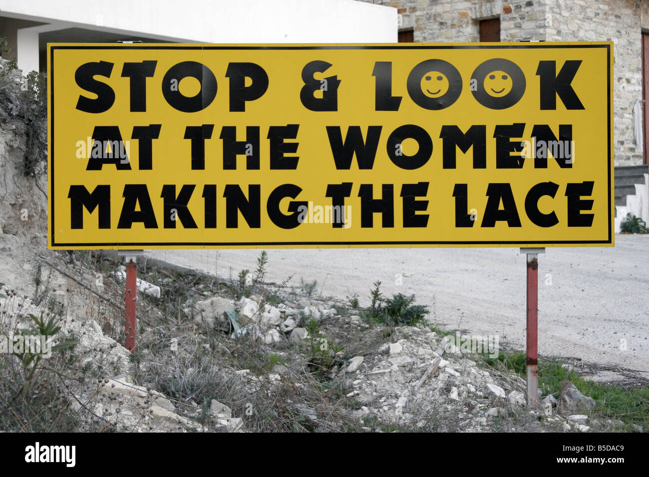 Segno di commedia al di fuori del villaggio cipriota di Lefkara cercando di convincere i turisti ad andare per la loro fabbrica Foto Stock