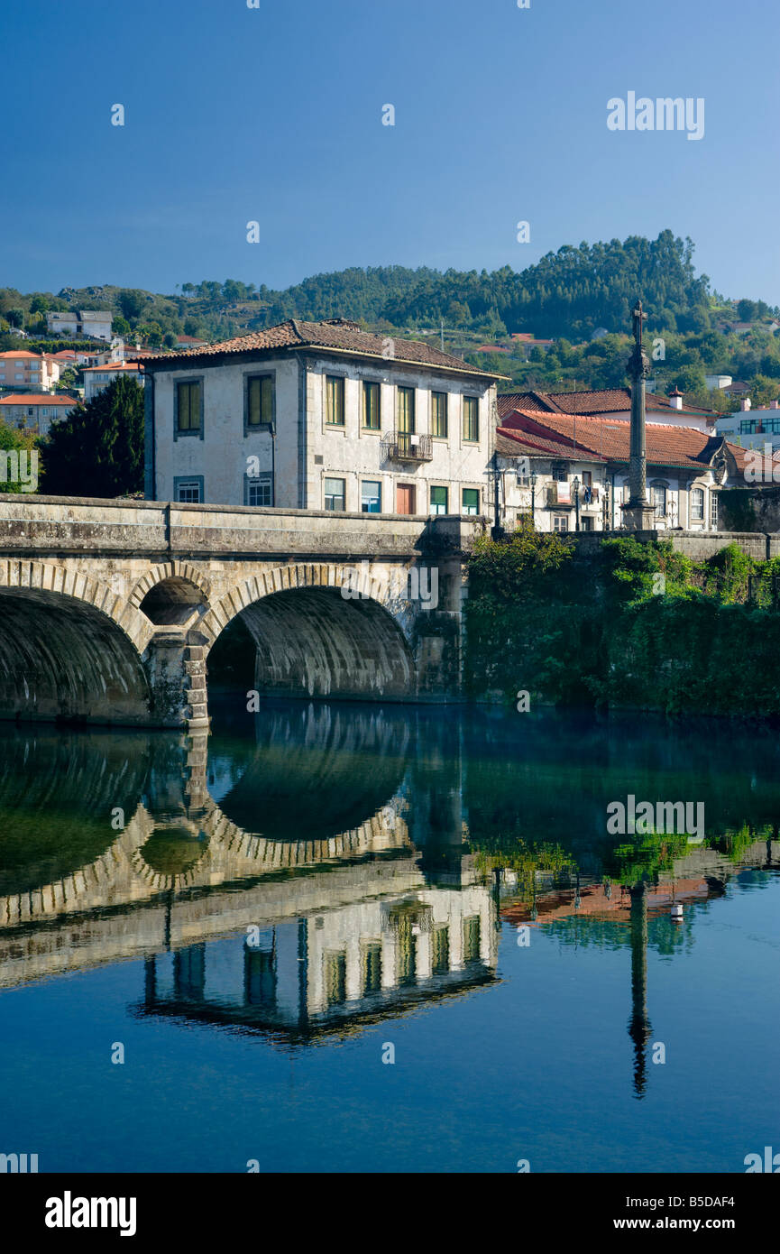 Portogallo il Minho, Arcos de Valdevez, vecchie case dal ponte Foto Stock