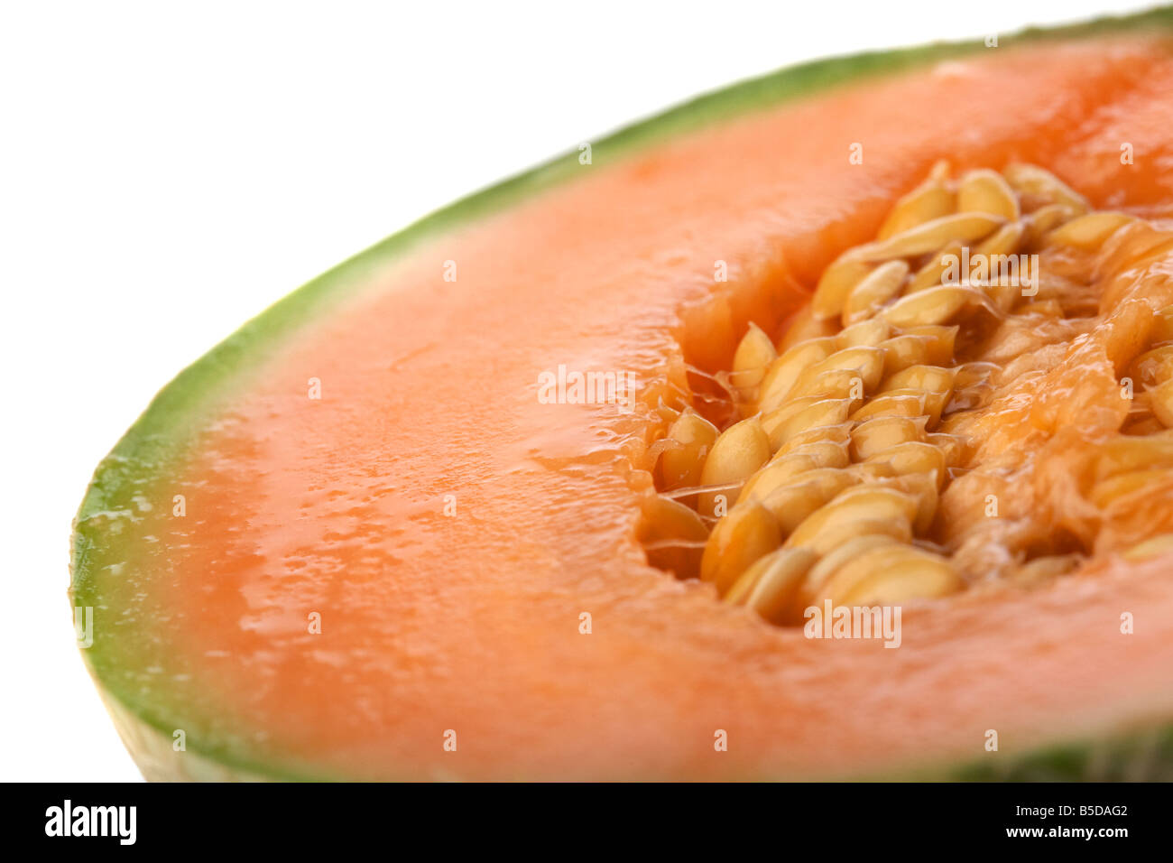 Close up di tagliare la metà di ripe europeo di melone Cantalupo che mostra le sementi Foto Stock