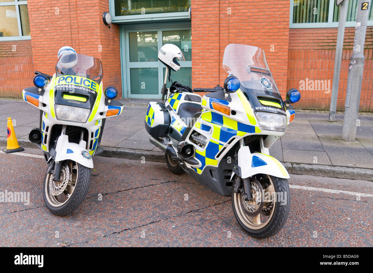 Il servizio di polizia dell'Irlanda del nord (Psni) motocicli parcheggiata in una strada con i caschi sulla parte posteriore Foto Stock