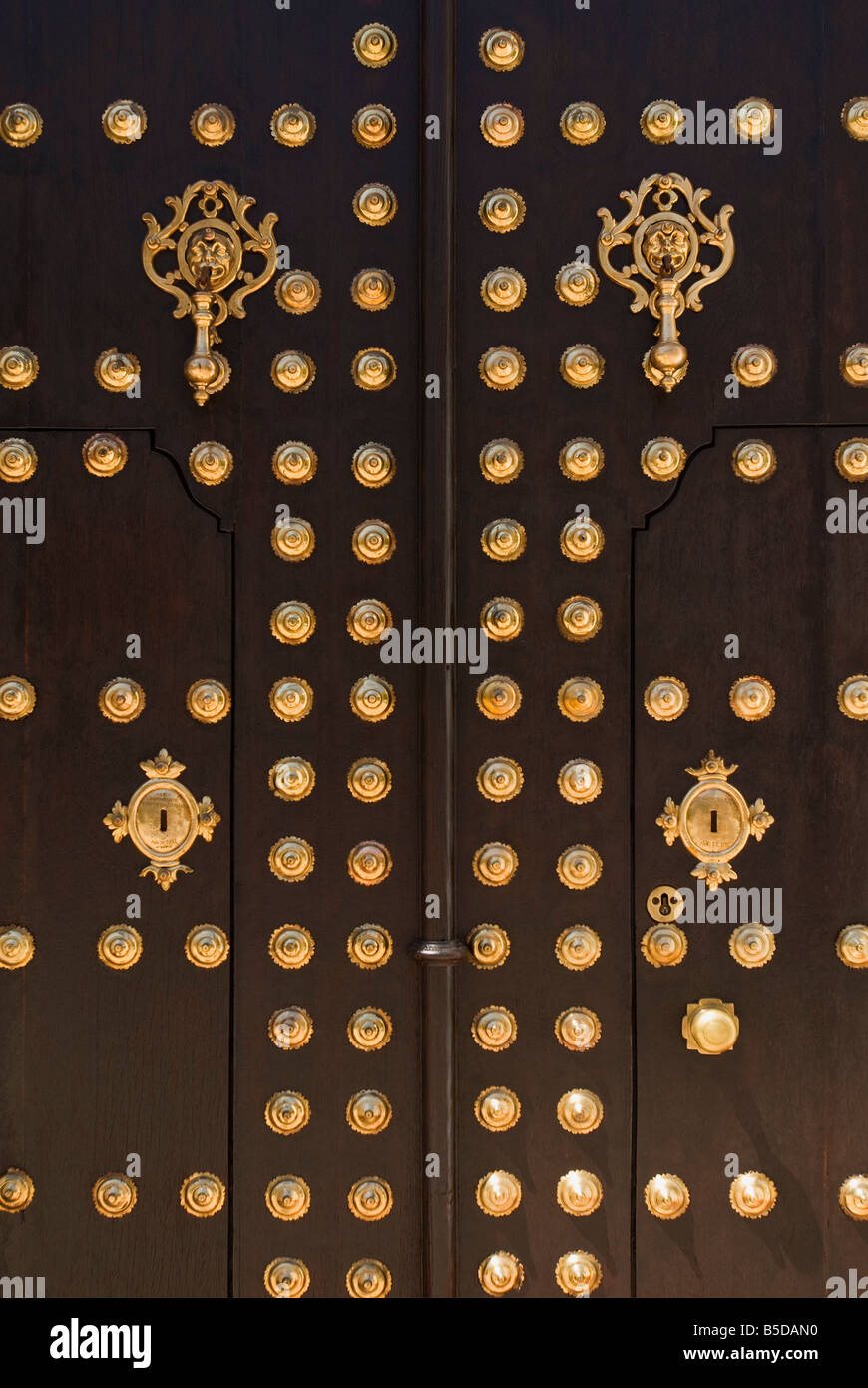 Porte in legno con inserti in ottone Foto Stock