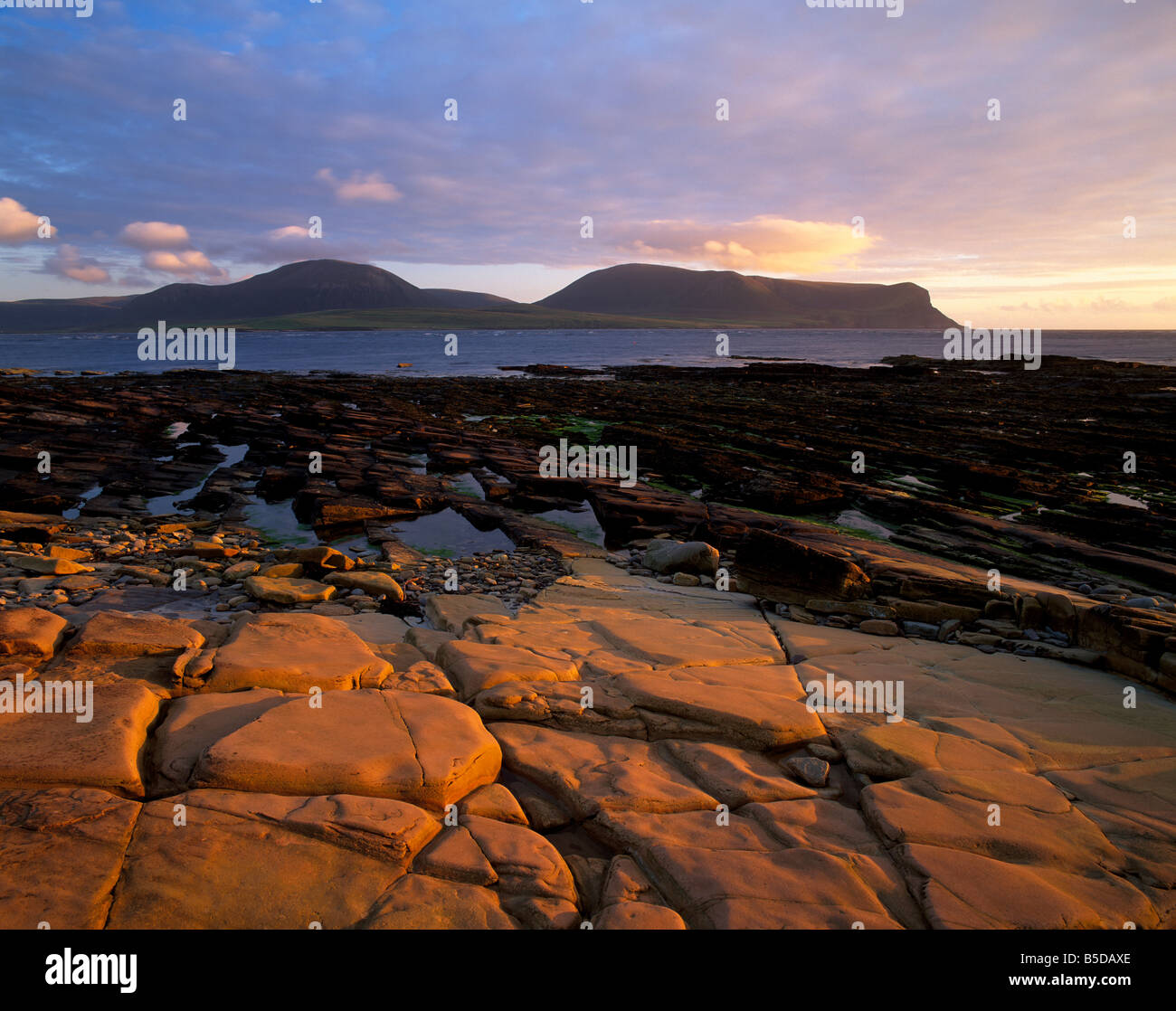 Pietra arenaria rossa a riva, Hoy Island e suono Hoy dalla terraferma e Isole Orcadi Scozia, Europa Foto Stock