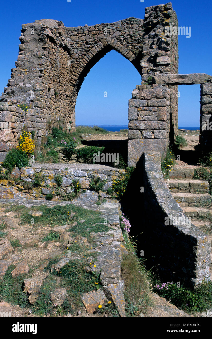 Le rovine del castello di Grosnez su Jersey, nelle Isole del Canale. Il ben conservato gatehouse arch è chiaramente delineata Foto Stock