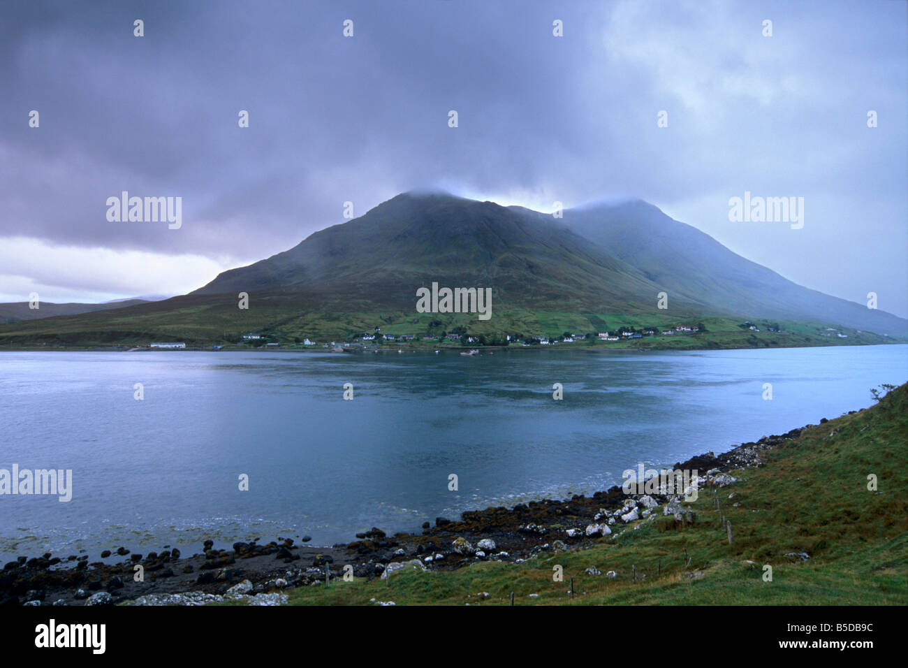 Il Glamaig, 775 m, Cuillins rosso e il villaggio di Sconser, da Peinnchoran, Isola di Skye, Ebridi Interne, Scozia, Europa Foto Stock