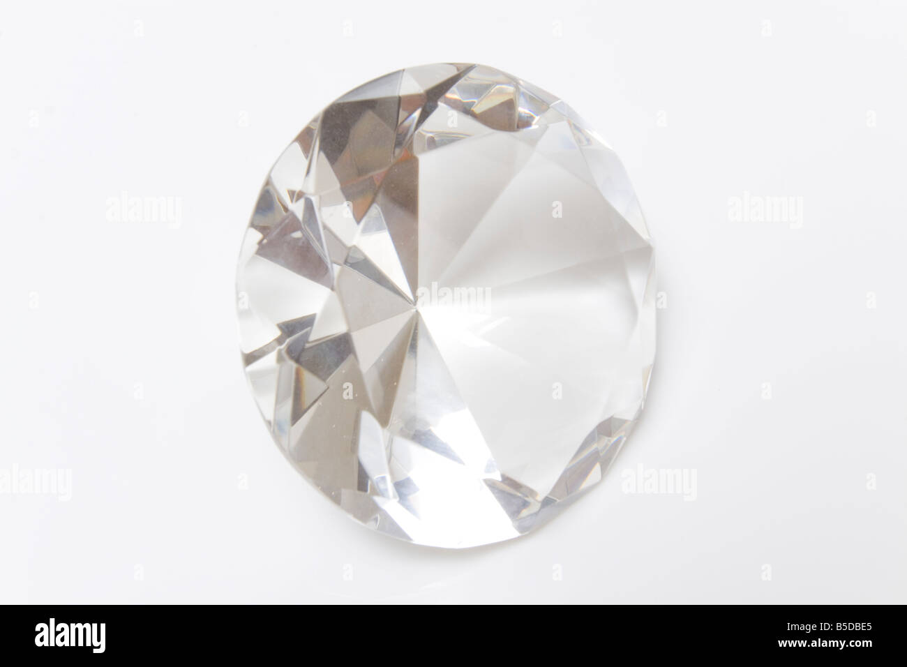 Diamond isolato su un bianco di sfondo per studio Foto Stock
