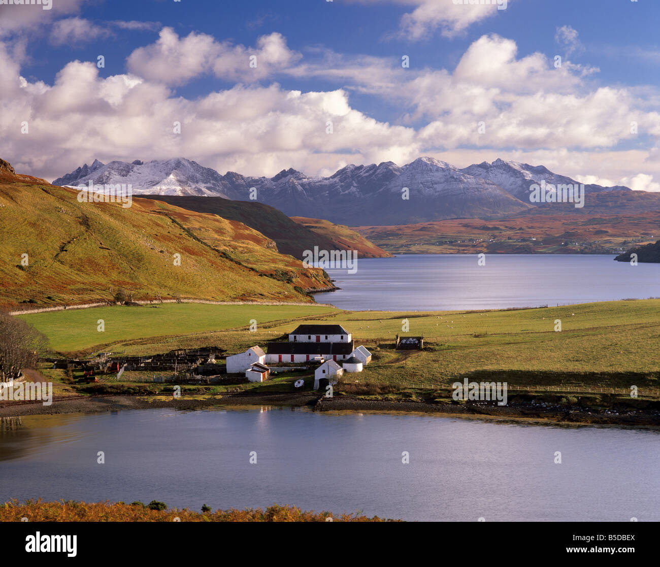 Casa gesto, Loch Harport e neve su Black Cuillins, Isola di Skye, Ebridi Interne, Scozia, Europa Foto Stock