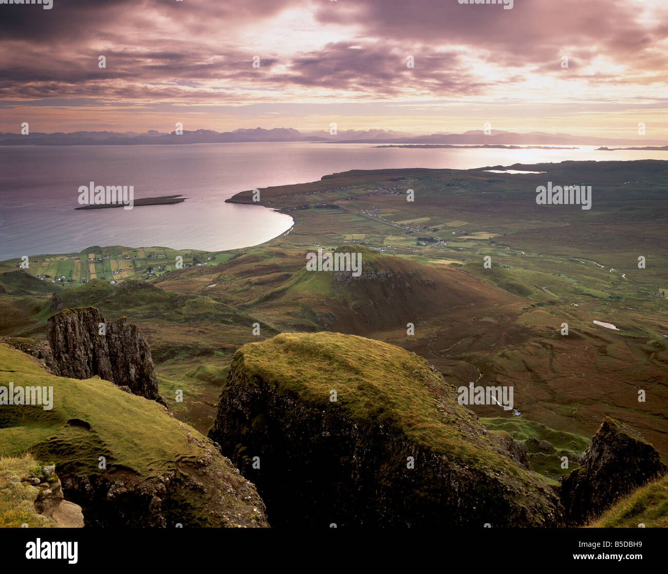 La Quiraing, affacciato Staffin Bay e il suono di Raasay, Trotternish Peninsula, Isola di Skye, Ebridi Interne, Scozia Foto Stock