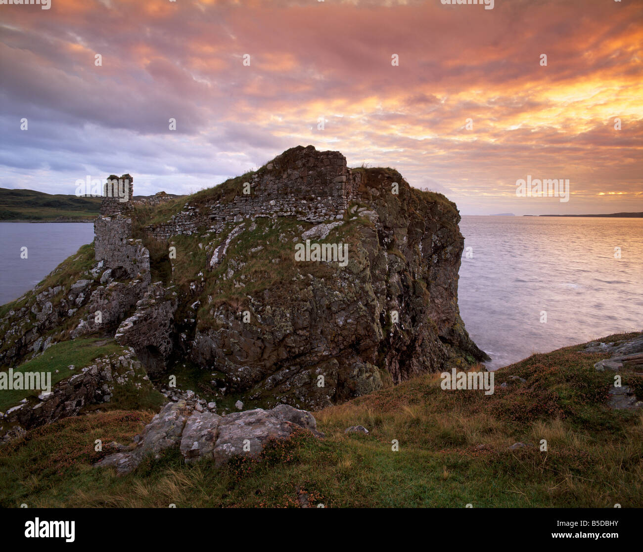Dunscaith rovine del castello (Dun Sgathaich) al tramonto, sulla costa occidentale della penisola di Sleat, Isola di Skye, Ebridi Interne, ScotlandUK Foto Stock