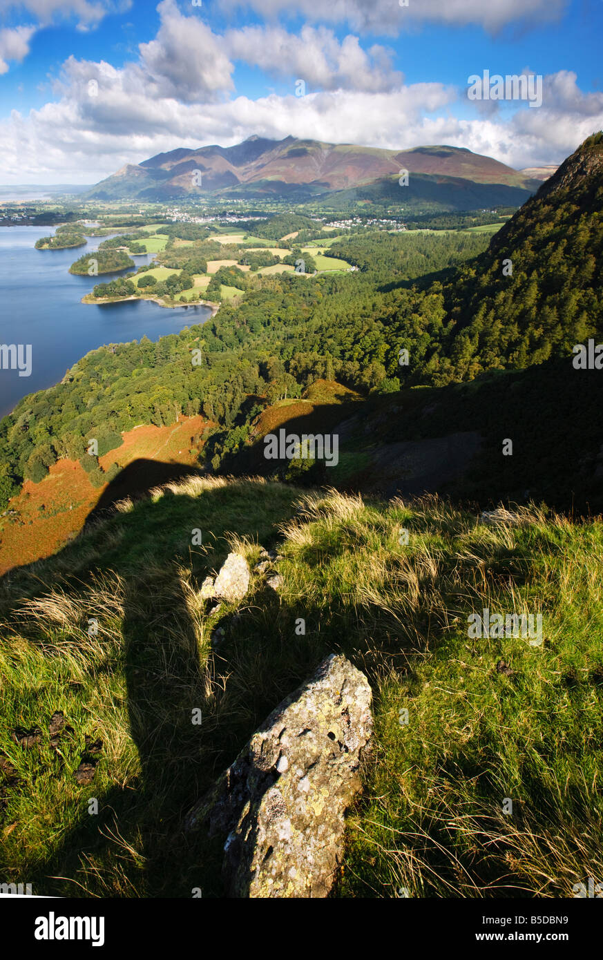Derwent Water e Keswick In autunno verso la fine di settembre da Walla roccioso, 'Il Lake District' Cumbria Inghilterra England Regno Unito Foto Stock