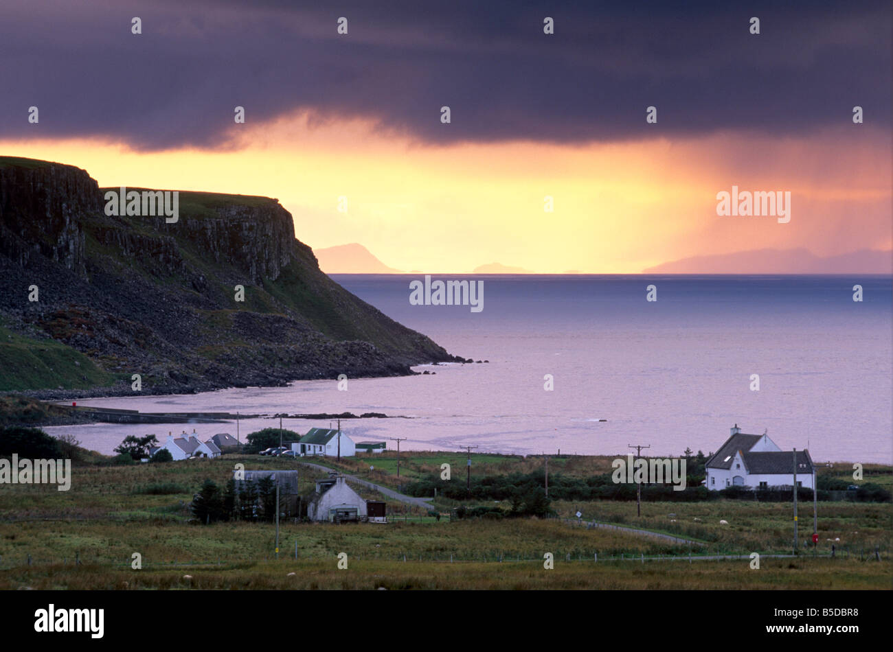 Il tramonto e le tempeste vicino Bornesketaig, Trotternish, Isola di Skye, Ebridi Interne, Scozia, Europa Foto Stock