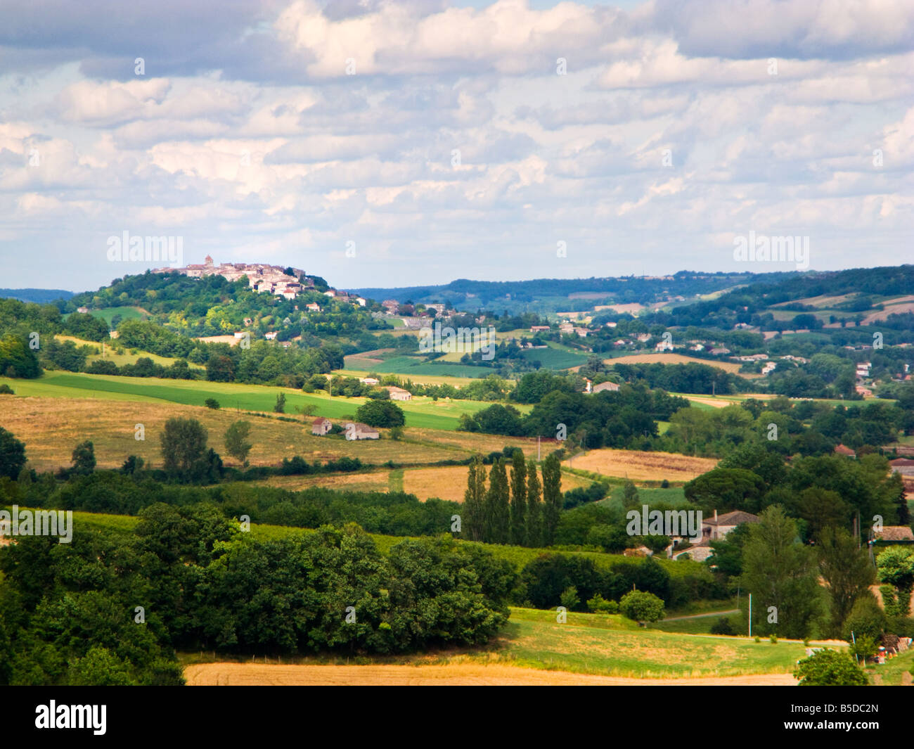 Vista sulla campagna francese della vecchia città bastide di Lauzerte nel paesaggio del Tarn e della Garonna, Francia, Europa Foto Stock