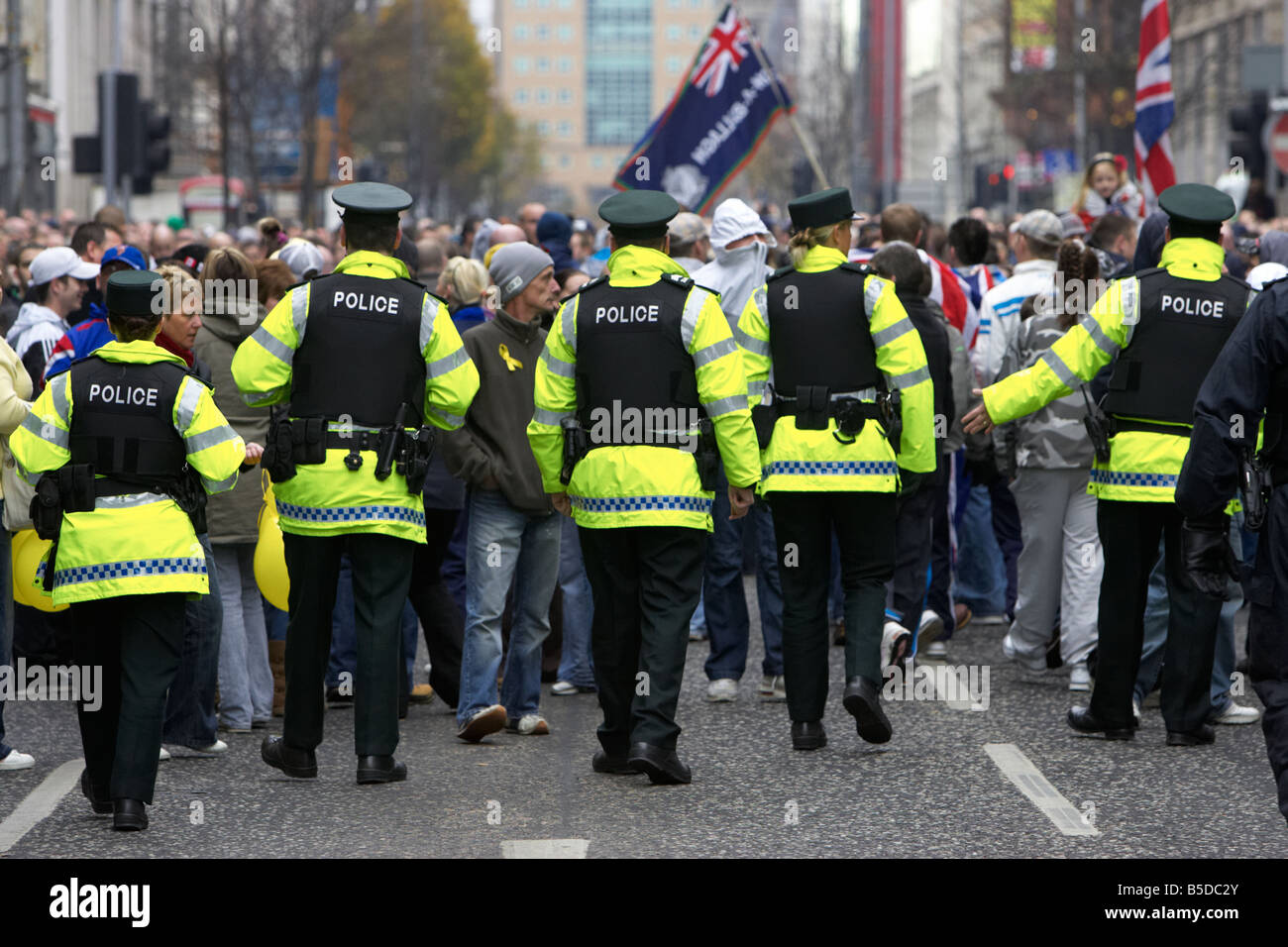 Linea di PSNI Servizio di Polizia dell'Irlanda del Nord di ufficiali di controllo della folla di rowdy lealisti parade Belfast City Centre Foto Stock