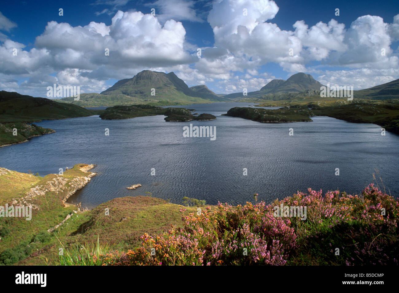 Loch Sionascaig, Cul Mor sulla sinistra e Cul Beag sulla destra, Inverpolly Riserva Naturale, Sutherland, Highland regione, Scozia Foto Stock