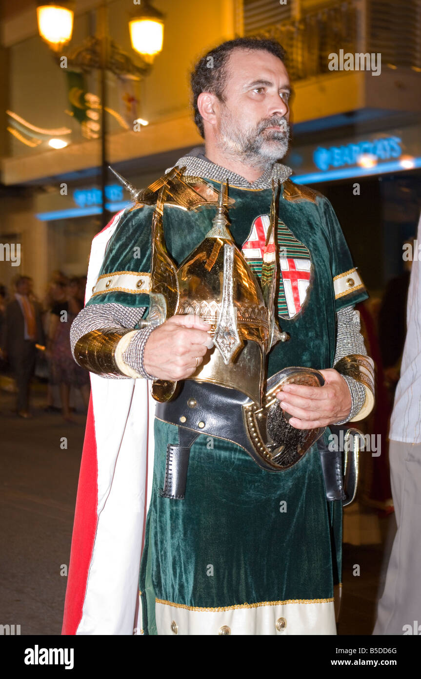 Uomo maschio persona nel tradizionale costume cristiano al Fiesta di Mori e Cristiani Guardamar Spagna Feste spagnole Foto Stock
