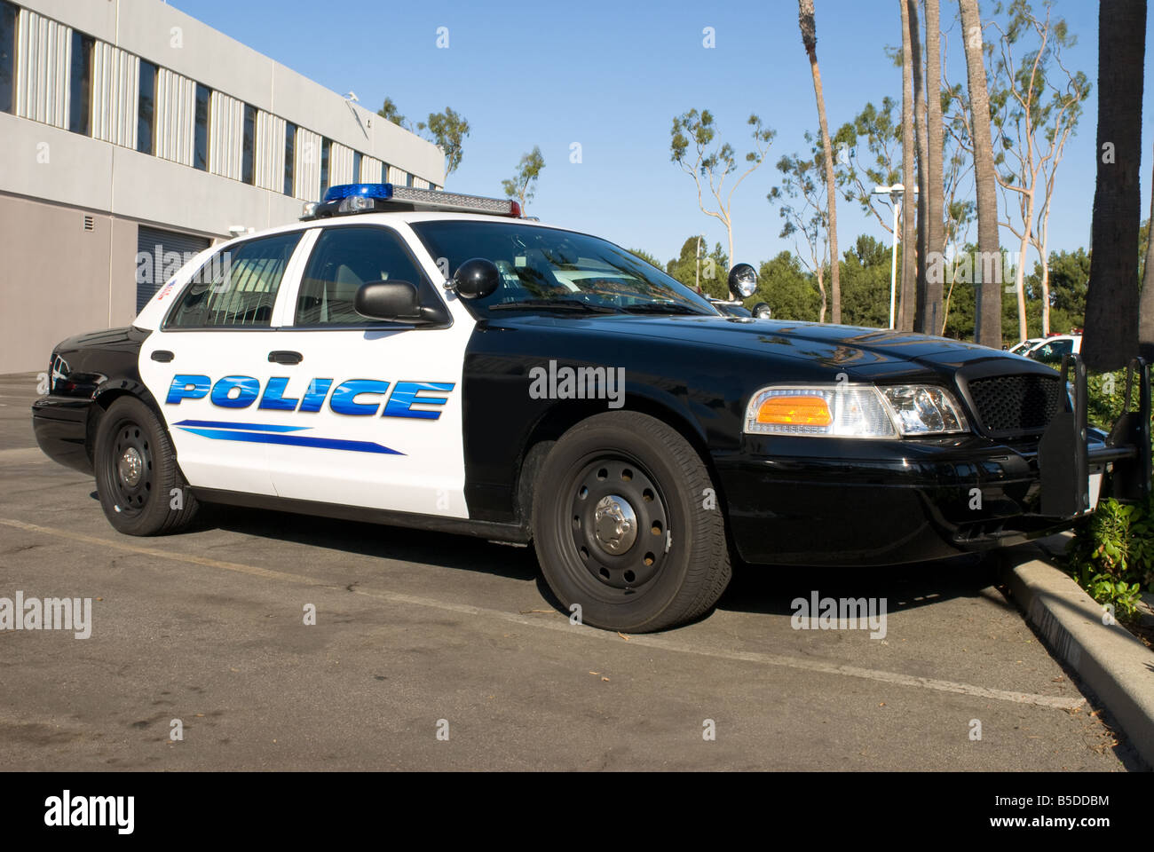 Una nuova auto della polizia seduto in un parcheggio attende un driver Foto Stock
