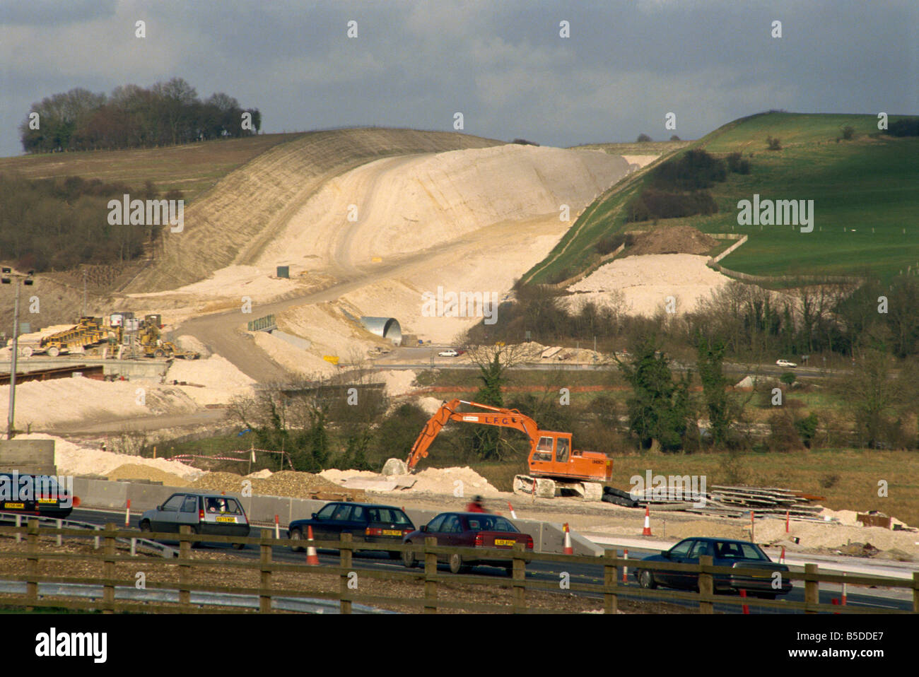 Taglio attraverso Chalk Hill per la costruzione di una nuova sezione dell'autostrada M3, Twyford Down, England, Regno Unito Foto Stock