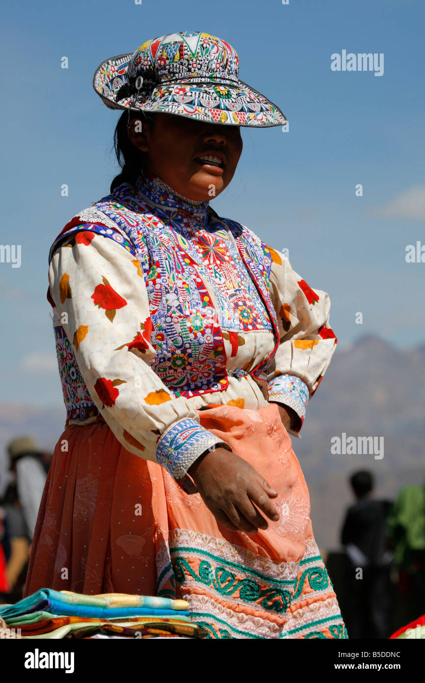 Donna in costume tradizionale nel canyon di Colca, Perù Foto Stock