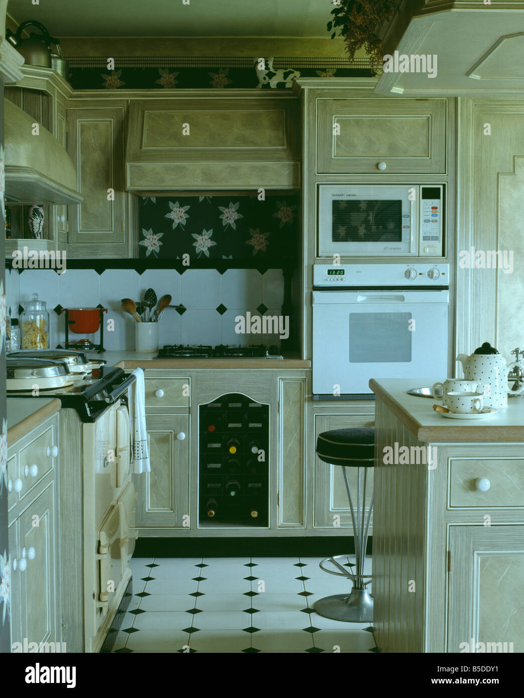 A livello dell'occhio e a microonde forno bianco in cucina con effetto  vernice sponged armadi e white piastrelle da pavimento Foto stock - Alamy