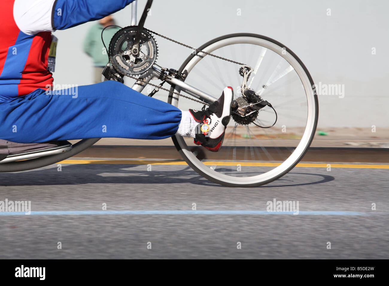 Handbike Racer nella maratona di New York, 2008, Miglio 7, 4 Avenue, Brooklyn Foto Stock