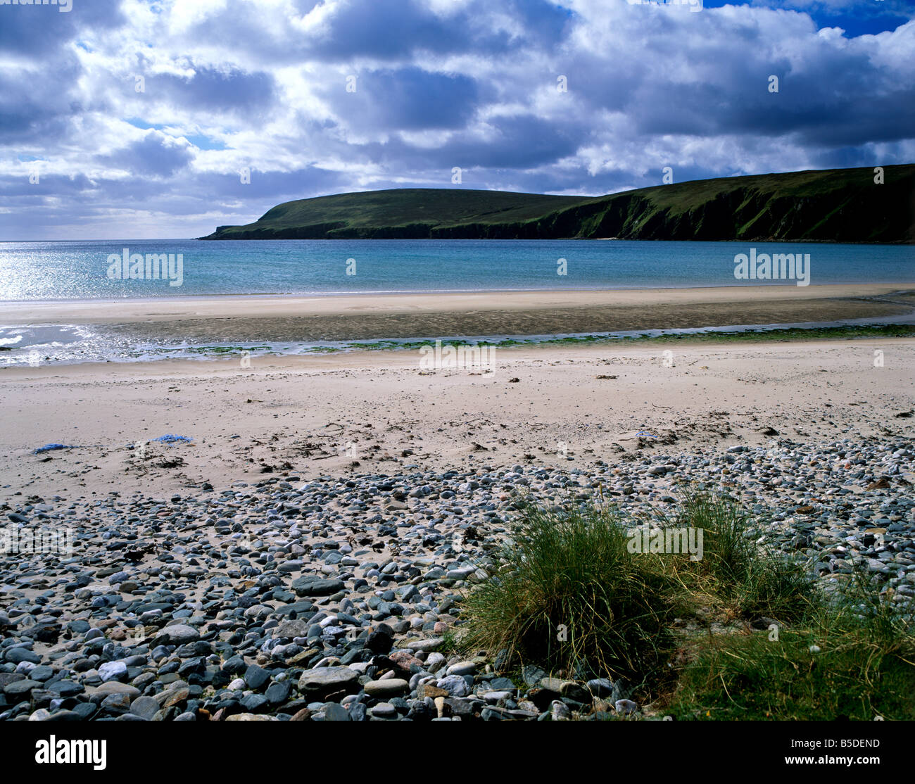 Tresta stoppino e la spiaggia, Agnello Hoga promontorio in lontananza, Fetlar, Isole Shetland Scozia, Europa Foto Stock