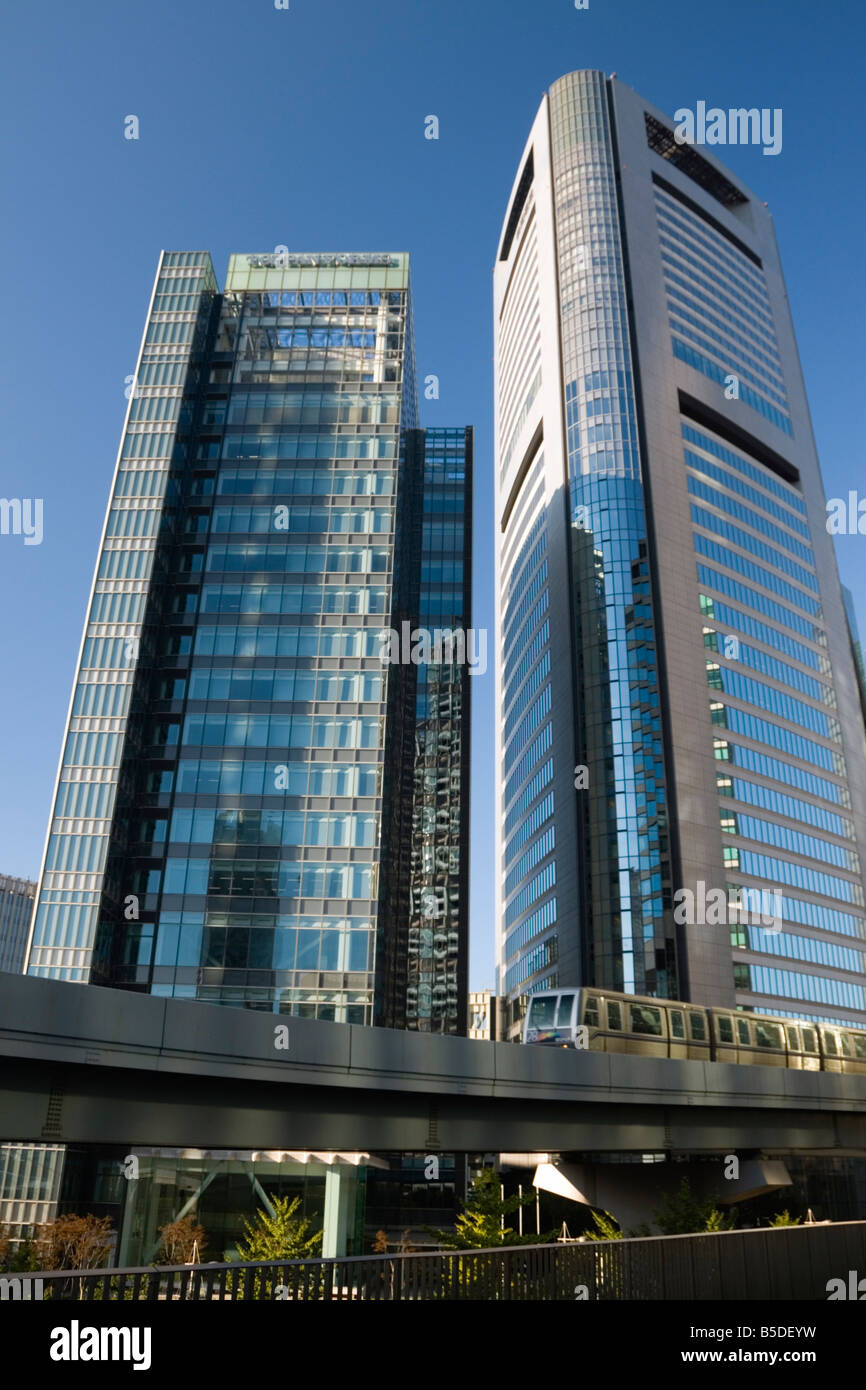 Transito nuovo Linea Yurikamome treno passa Shiodome Media Tower e Toppan forme Bldg. Minato, Tokyo, Giappone, Foto Stock