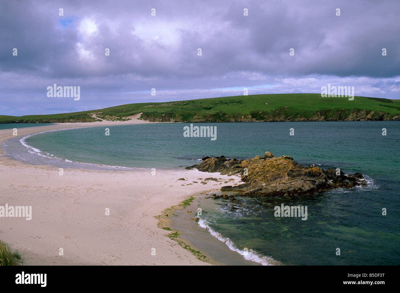 San Ninian Isle sabbia tombolo, collegando San Ninian in terraferma, Sud continentale, le Isole Shetland Scozia, Europa Foto Stock