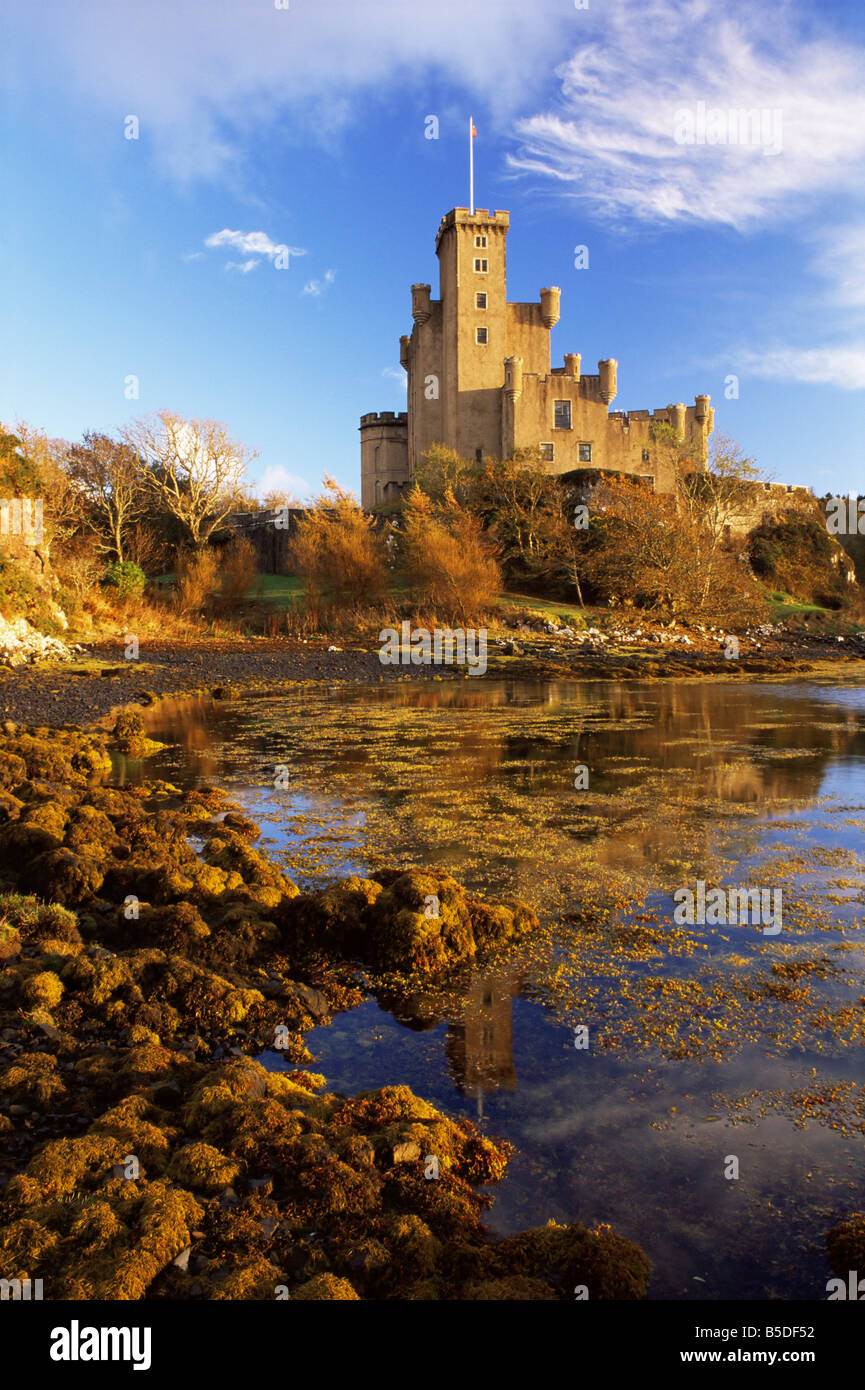 Il castello di Dunvegan del MacLeods di Skye, risalente al XIII secolo, Isola di Skye, altopiani, Scozia, Europa Foto Stock