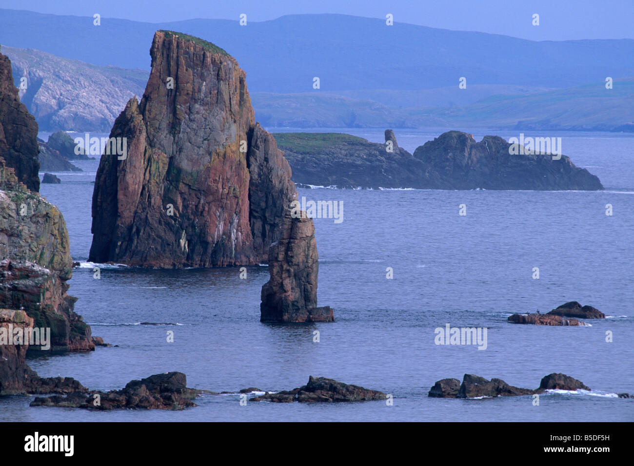 Pund Stoura scogliere e pile di pietra arenaria rossa, Eshaness, Northmavine, Isole Shetland Scozia, Europa Foto Stock