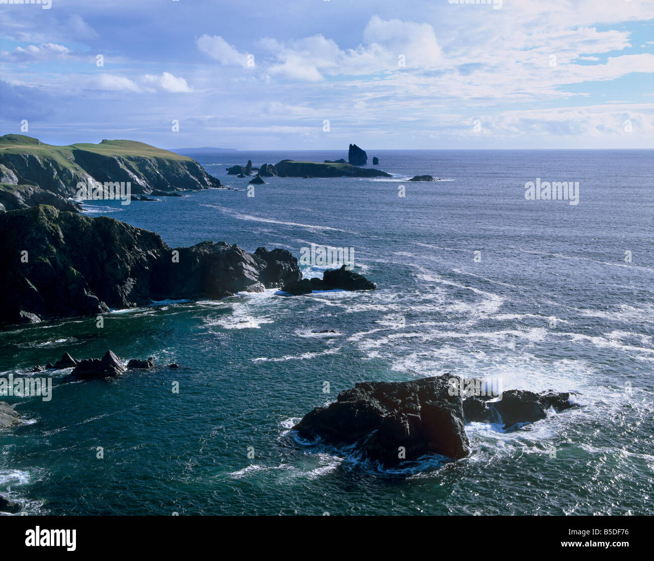 Hillswick Ness e il Drongs, Eshaness, Northmavine, Isole Shetland Scozia, Europa Foto Stock
