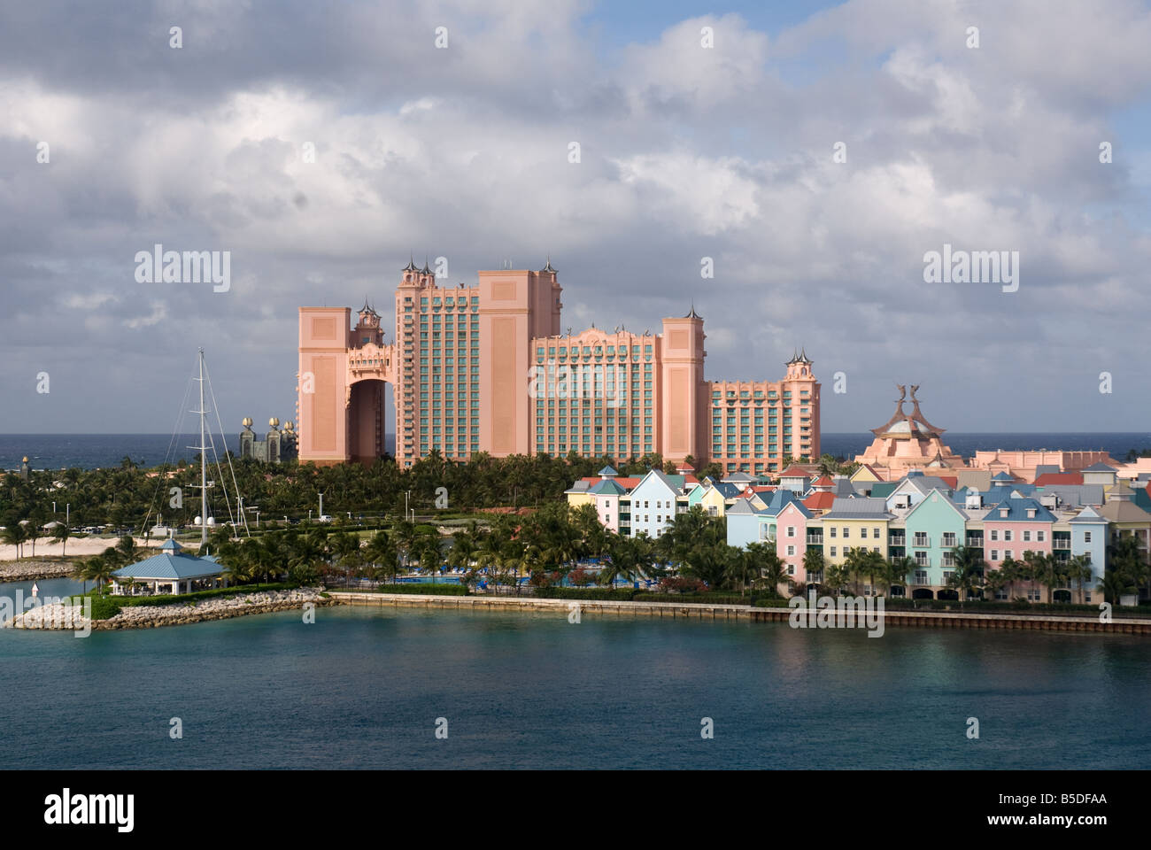 Atlantis resort e casinò come visto da di ponte a Paradise Island Foto Stock