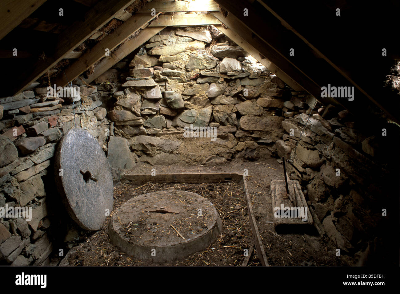 Interno di un restauro di un vecchio mulino fare clic su accanto a un piccolo masterizzare, Huxter, ovest continentale, le isole Shetland, Scozia Foto Stock