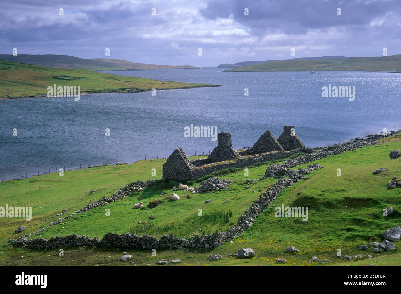 Rovinato crofthouse e loch, ovest continentale, le Isole Shetland Scozia, Europa Foto Stock