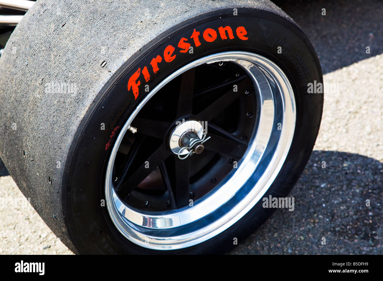 Primo piano di una singola slick Firestone car racing ruota e pneumatico a Silverstone Classic 2008 Foto Stock