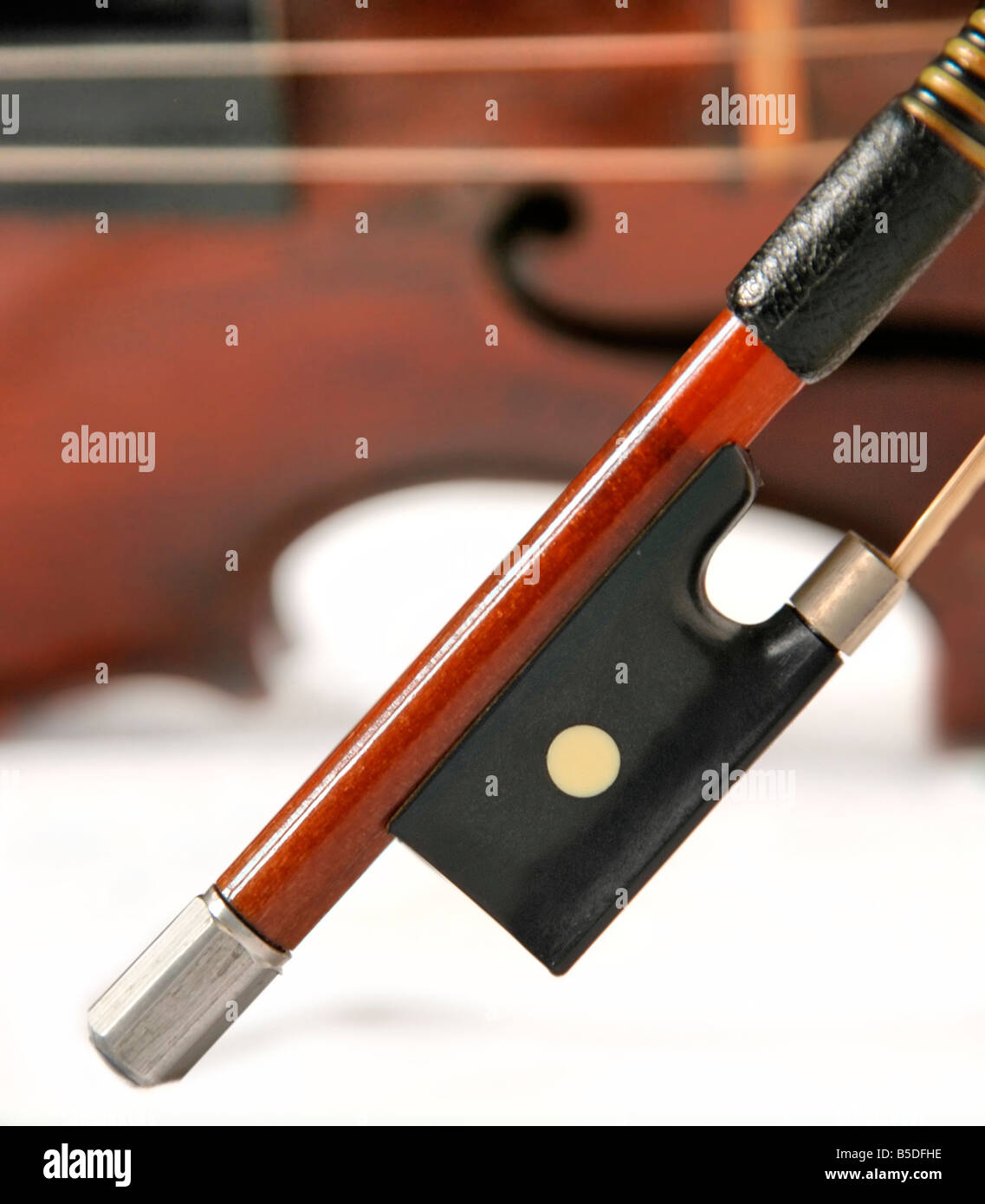 Immagine focalizzata sul violino estremità di prua con una parte del corpo di violino in background. Foto Stock