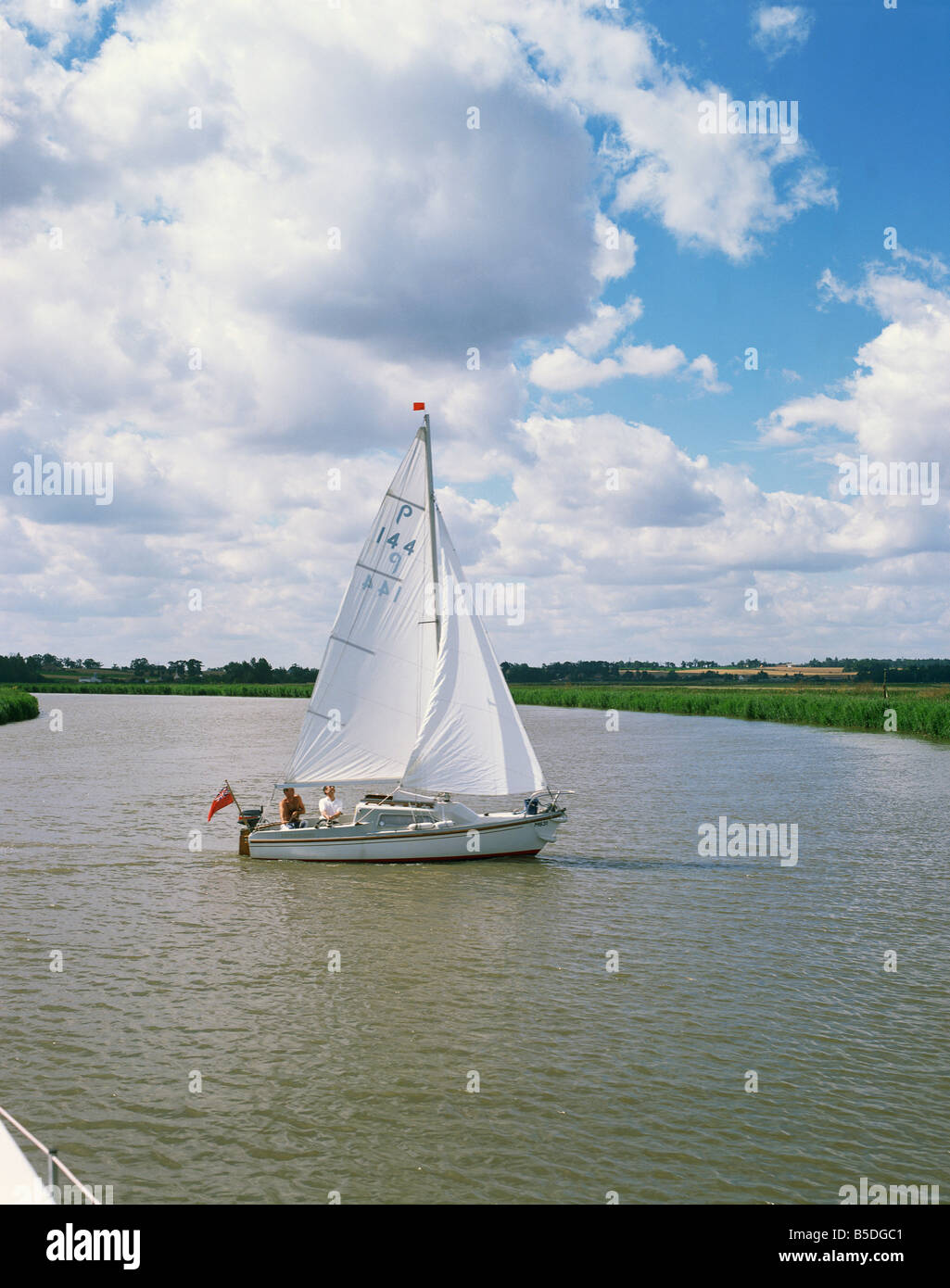 Barca a vela sul Norfolk Broads Norfolk England Regno Unito Europa Foto Stock